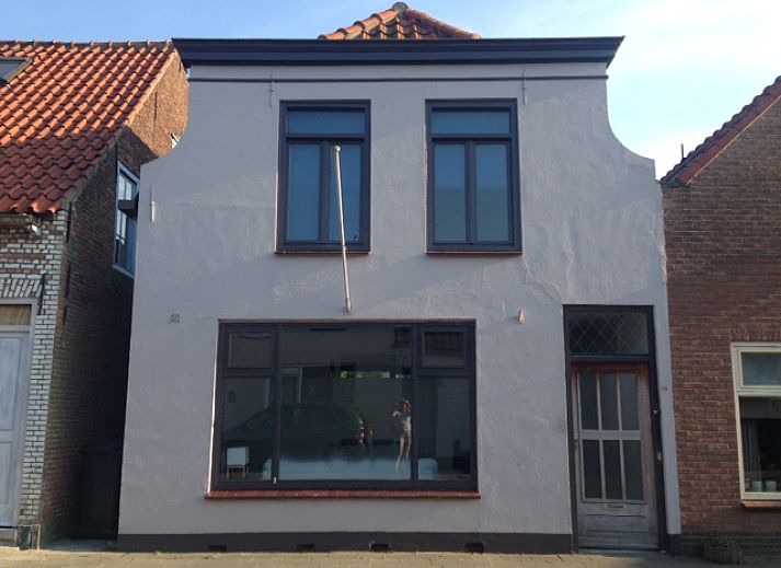 Moderne badkamer met dakraam in vakantiehuis Landstraat, Aardenburg, Zeeuws-Vlaanderen.