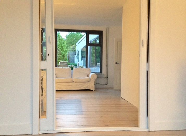 Moderne badkamer met dakraam in vakantiehuis Landstraat, Aardenburg, Zeeuws-Vlaanderen.