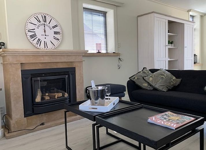 Seitenansicht des Ferienhauses in Aardenburg, Zeeuws-Vlaanderen, umgeben von gruener Natur in Zeeland.