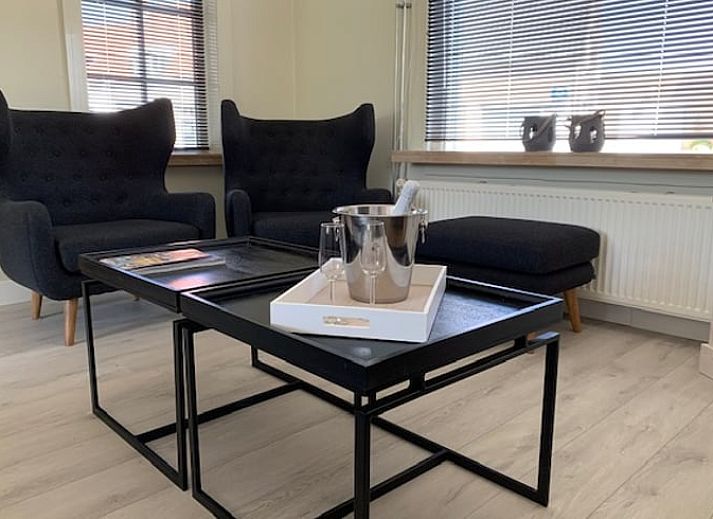 Seitenansicht des Ferienhauses in Aardenburg, Zeeuws-Vlaanderen, umgeben von gruener Natur in Zeeland.