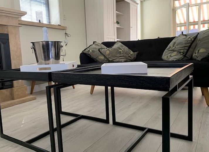 Seitenansicht des Ferienhauses in Aardenburg, Zeeuws-Vlaanderen, umgeben von gruener Natur in Zeeland.