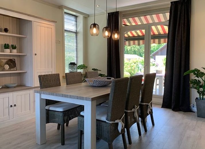 Seitenansicht des Ferienhauses in Aardenburg, Zeeuws-Vlaanderen, umgeben von gruener Natur in Zeeland.