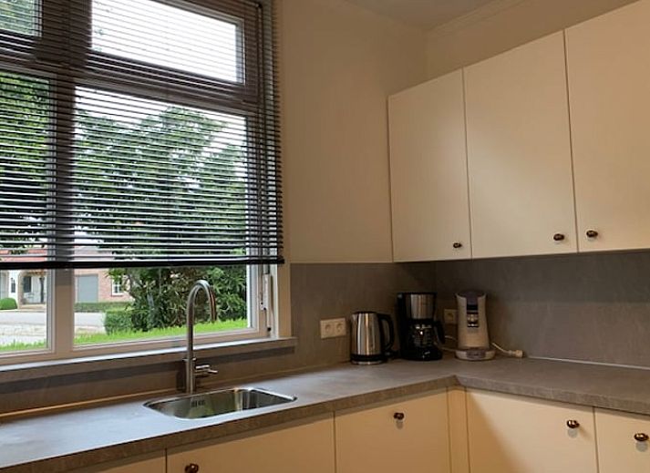 Gemuetliche Terrasse im Ferienhaus in Aardenburg, Zeeuws-Vlaanderen, ideal fuer Entspannung in Zeeland.