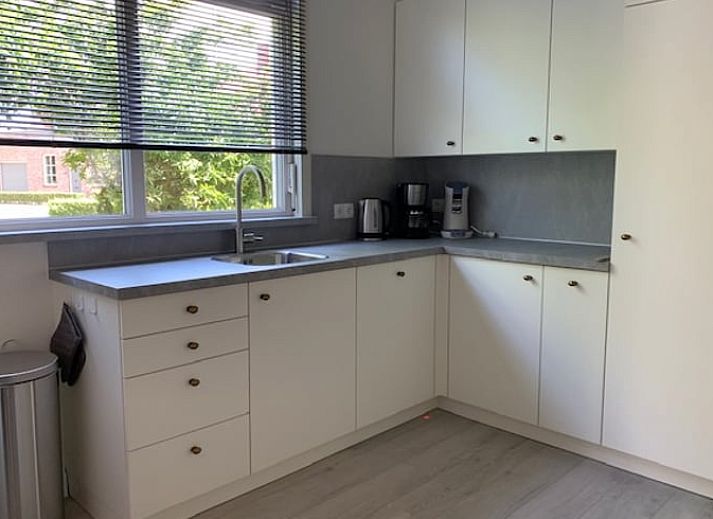 Gemuetliche Terrasse im Ferienhaus in Aardenburg, Zeeuws-Vlaanderen, ideal fuer Entspannung in Zeeland.