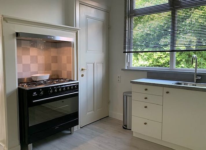 Gemuetliche Terrasse im Ferienhaus in Aardenburg, Zeeuws-Vlaanderen, ideal fuer Entspannung in Zeeland.