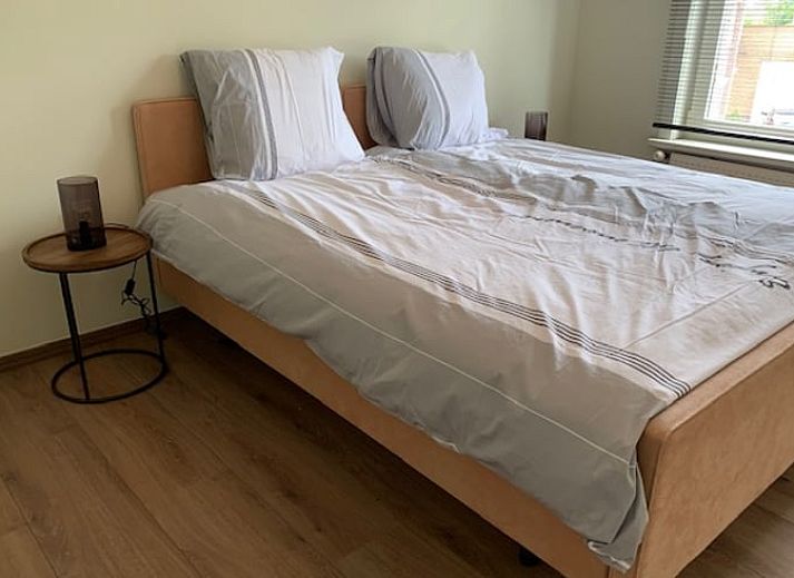 Der bluehende Garten des Ferienhauses in Aardenburg, Zeeuws-Vlaanderen, bietet Ruhe und Natur in Zeeland.