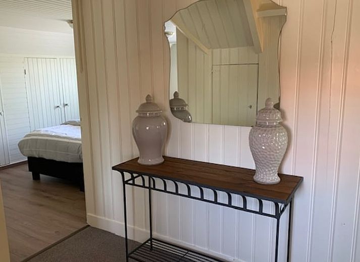 Stilvolles Wohnzimmer eines Ferienhauses in Aardenburg, Zeeuws-Vlaanderen, mit moderner Einrichtung in Zeeland.