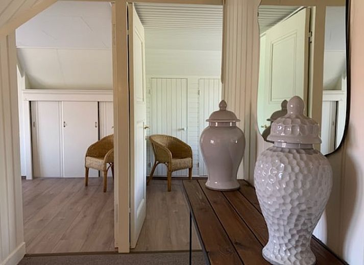 Stilvolles Wohnzimmer eines Ferienhauses in Aardenburg, Zeeuws-Vlaanderen, mit moderner Einrichtung in Zeeland.