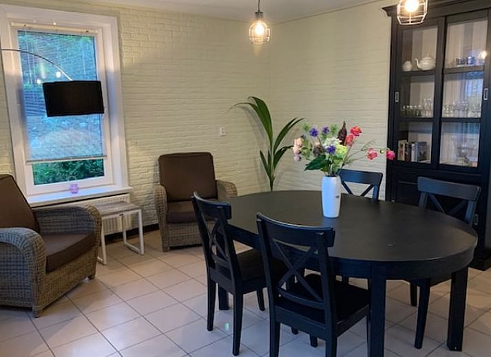 Stilvolles Wohnzimmer eines Ferienhauses in Aardenburg, Zeeuws-Vlaanderen, mit moderner Einrichtung in Zeeland.