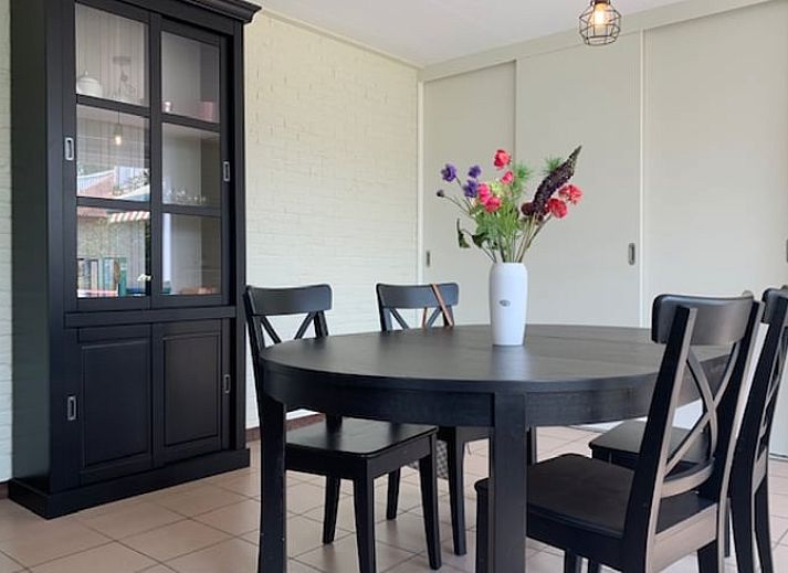 Stilvolles Wohnzimmer eines Ferienhauses in Aardenburg, Zeeuws-Vlaanderen, mit moderner Einrichtung in Zeeland.