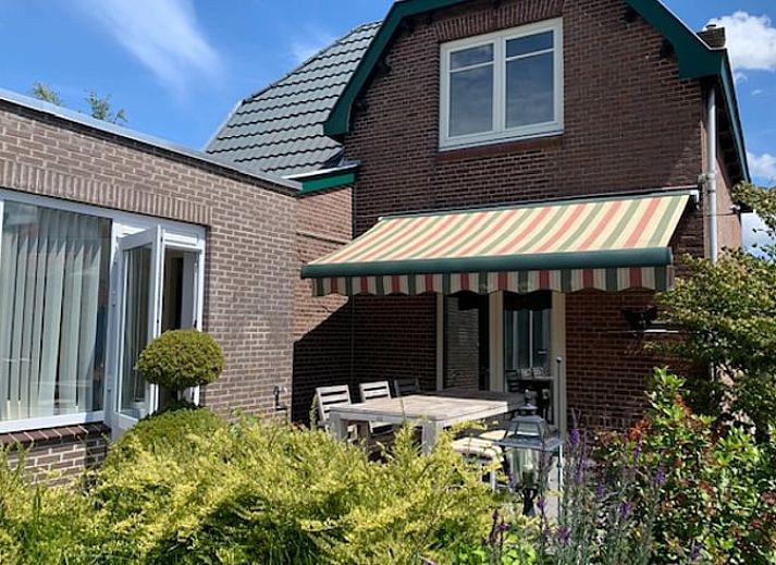 Gemuetliche Sitzecke mit Kamin im Ferienhaus in Aardenburg, Zeeuws-Vlaanderen, ideal zum Entspannen.