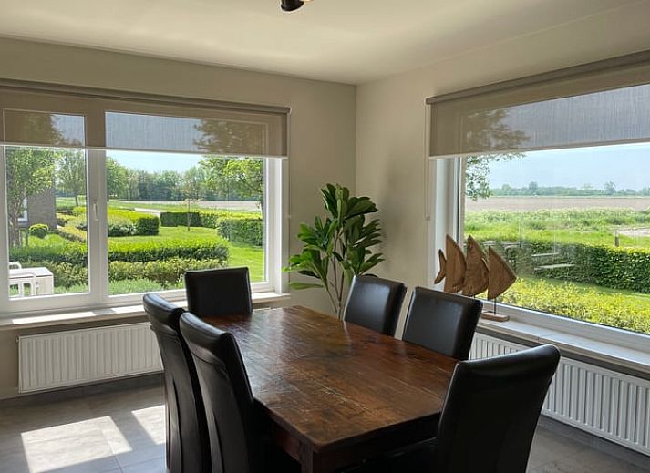 Ruime tuin bij Vakantiehuisje in Aardenburg, Zeeuws-Vlaanderen, biedt rust en privacy in een groene omgeving.