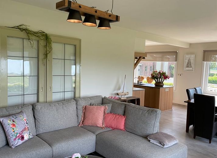 Ruime tuin bij Vakantiehuisje in Aardenburg, Zeeuws-Vlaanderen, biedt rust en privacy in een groene omgeving.