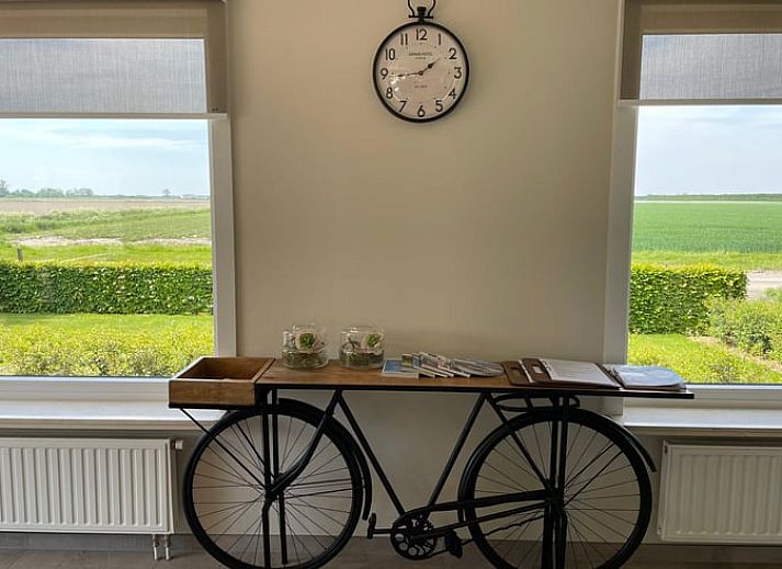 Ruime tuin bij Vakantiehuisje in Aardenburg, Zeeuws-Vlaanderen, biedt rust en privacy in een groene omgeving.