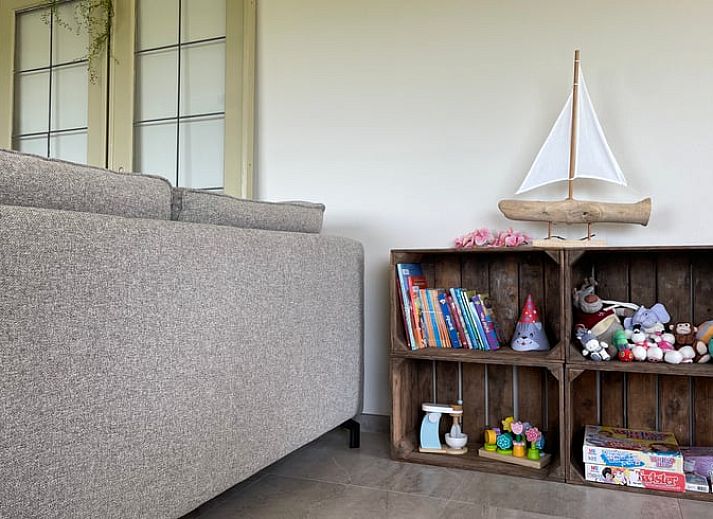 Buitenruimte met eettafel bij Vakantiehuisje in Aardenburg, Zeeuws-Vlaanderen, perfect voor al fresco dineren.