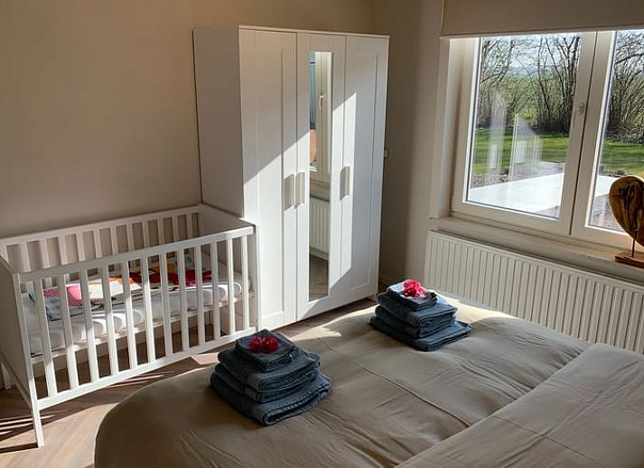 Buitenruimte met eettafel bij Vakantiehuisje in Aardenburg, Zeeuws-Vlaanderen, perfect voor al fresco dineren.