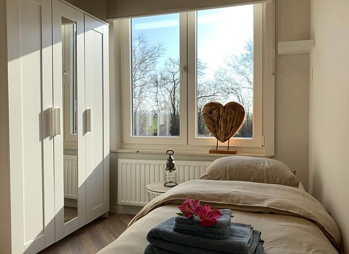 Buitenruimte met eettafel bij Vakantiehuisje in Aardenburg, Zeeuws-Vlaanderen, perfect voor al fresco dineren.