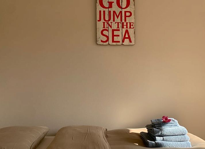 Buitenruimte met eettafel bij Vakantiehuisje in Aardenburg, Zeeuws-Vlaanderen, perfect voor al fresco dineren.