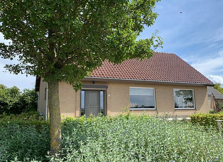 Moderne keuken in Vakantiehuisje in Aardenburg, Zeeuws-Vlaanderen, met uitzicht op het Zeeuwse landschap.