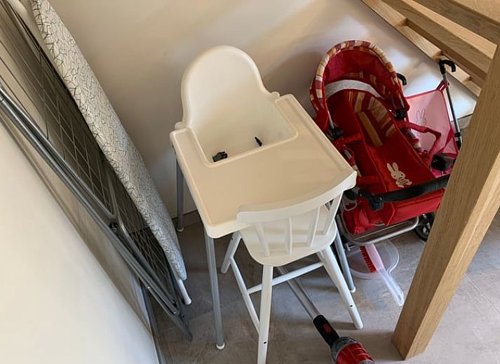 Moderne keuken in Vakantiehuisje in Aardenburg, Zeeuws-Vlaanderen, met uitzicht op het Zeeuwse landschap.