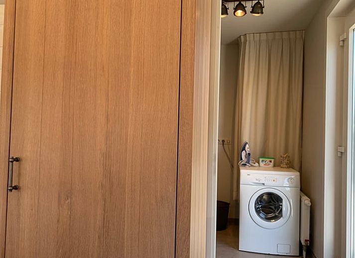 Eetkamer in Vakantiehuisje in Aardenburg, Zeeuws-Vlaanderen, biedt uitzicht op de groene omgeving.