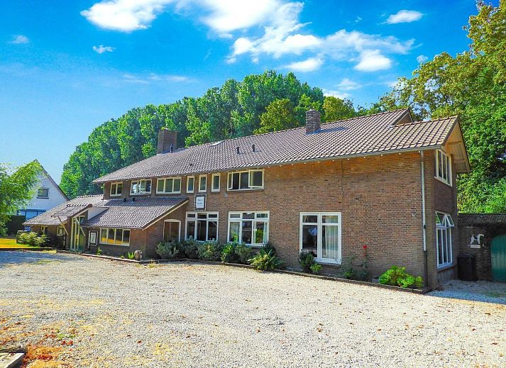 VZ039 Groepsaccommodatie Sluis in Zeeuws-Vlaanderen, rustieke buitenkant omgeven door groene natuur.