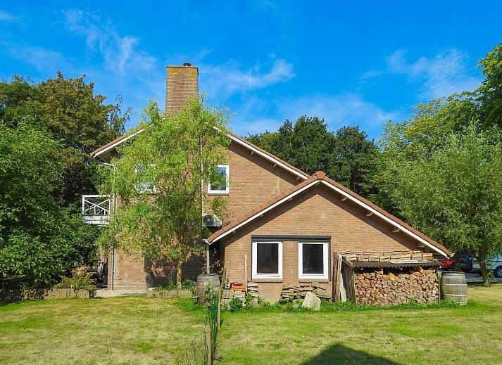 VZ039 Groepsaccommodatie Sluis in Zeeuws-Vlaanderen, rustieke buitenkant omgeven door groene natuur.