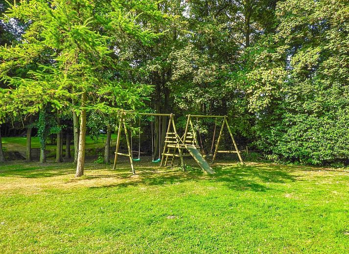 VZ039 Groepsaccommodatie Sluis, sfeervolle zijaanzicht met groene omgeving in Zeeland.