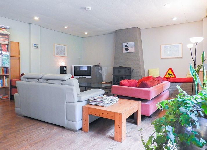 VZ039 Groepsaccommodatie Sluis, sfeervolle zijaanzicht met groene omgeving in Zeeland.