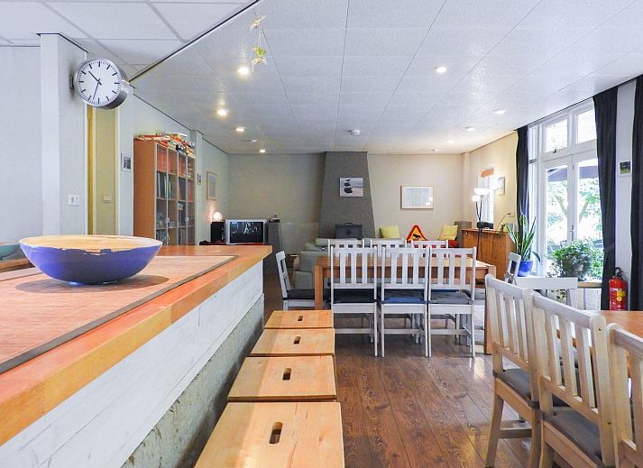 VZ039 Groepsaccommodatie Sluis, sfeervolle zijaanzicht met groene omgeving in Zeeland.