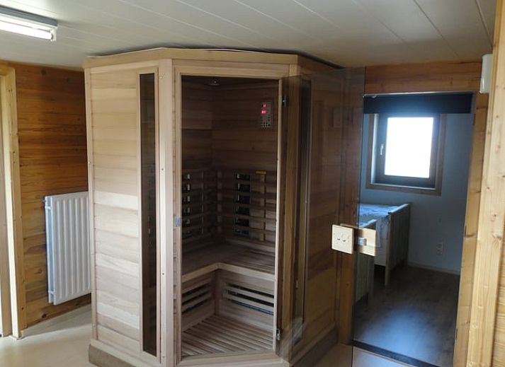 Vakantiehuis in Sluis biedt een rustieke ervaring in Zeeuws-Vlaanderen, Zeeland, omgeven door groene natuur en een zonnig terras.