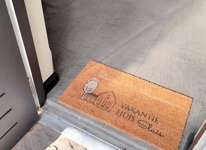 Gezellige binnenruimte van Vakantiehuis in Sluis, Zeeuws-Vlaanderen, met houtkachel en rustieke sfeer in Zeeland.