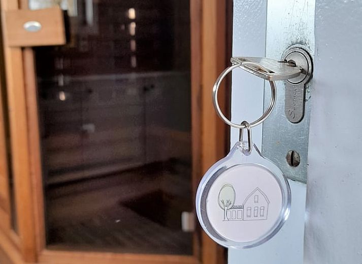 Gezellige binnenruimte van Vakantiehuis in Sluis, Zeeuws-Vlaanderen, met houtkachel en rustieke sfeer in Zeeland.