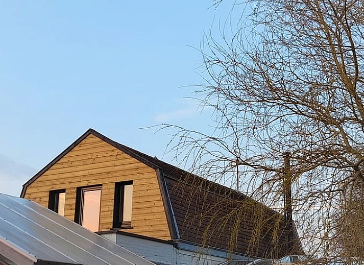 Gezellige binnenruimte van Vakantiehuis in Sluis, Zeeuws-Vlaanderen, met houtkachel en rustieke sfeer in Zeeland.