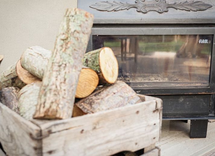 Lichte eetkamer in Vakantiehuis in Sluis, Zeeuws-Vlaanderen, met uitzicht op groene tuin. Perfect voor een ontspannen verblijf in Zeeland.