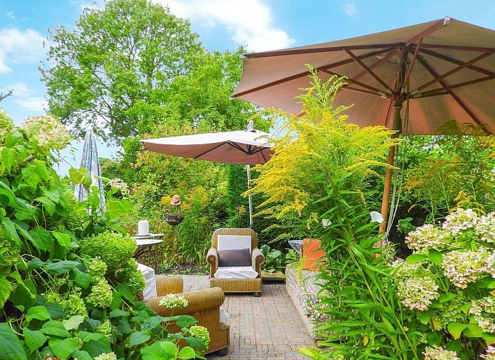 Exterior of VZ052 Apartment Sluis in Sluis, Zeeuws-Vlaanderen, surrounded by lush garden.