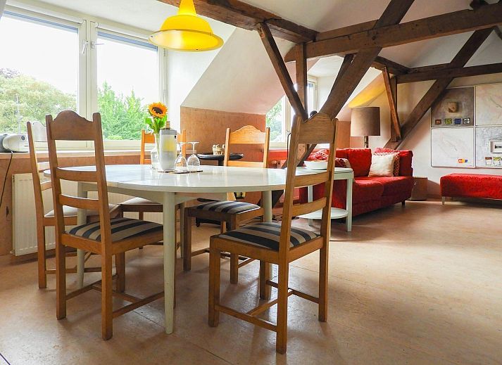 Garden of VZ052 Apartment Sluis in Sluis, Zeeuws-Vlaanderen with deck chairs and green surroundings.