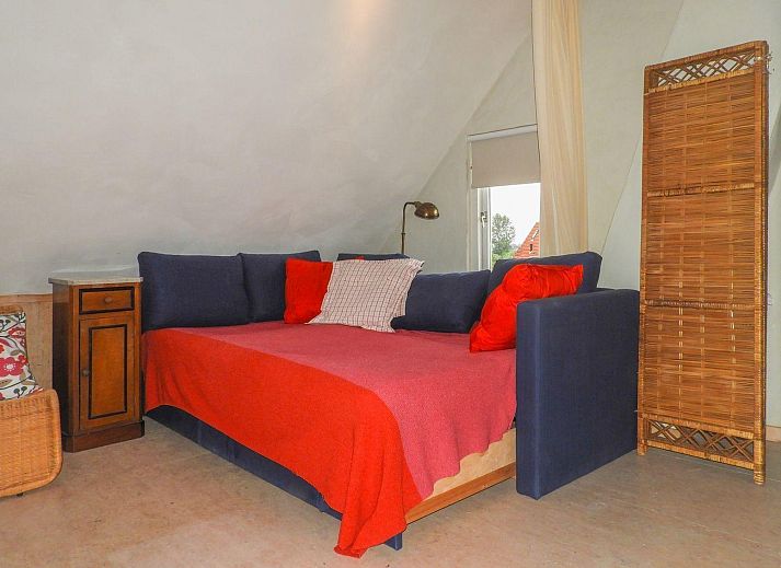 Green garden at VZ052 Apartment Sluis in Sluis, Zeeuws-Vlaanderen with comfortable deck chairs.