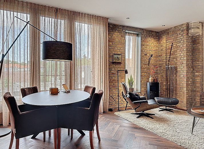 Industrielle Einrichtung Wohnung in Sluis, in einem historischen Gebude in Sluis, Zeeuws-Vlaanderen, Zeeland.