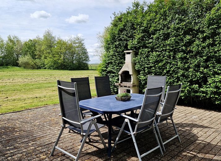 Boerderijverblijf Soncy in Groede, Zeeuws-Vlaanderen biedt een charmant vakantiehuis met een uitnodigende veranda en landelijke sfeer.