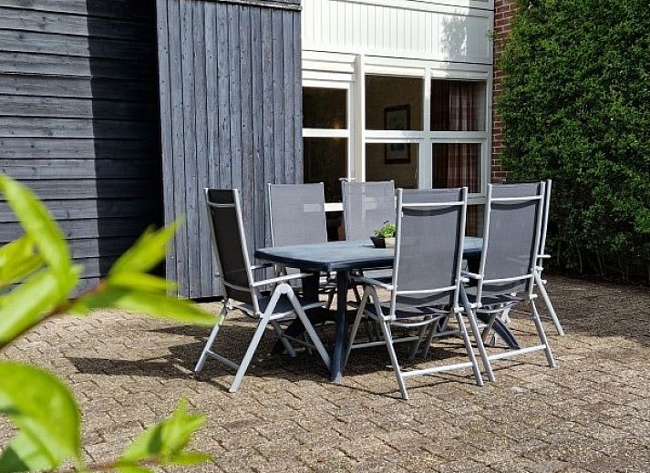 Uitzicht op de uitgestrekte groene omgeving van Boerderijverblijf Soncy, een idyllisch vakantiehuis in Groede, Zeeland.