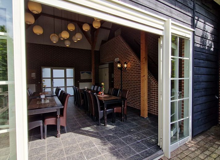 Uitzicht op de uitgestrekte groene omgeving van Boerderijverblijf Soncy, een idyllisch vakantiehuis in Groede, Zeeland.