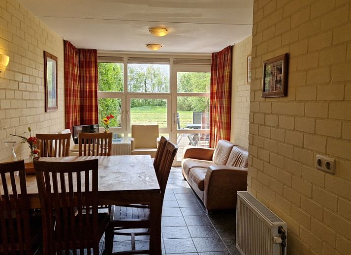 Uitzicht op de uitgestrekte groene omgeving van Boerderijverblijf Soncy, een idyllisch vakantiehuis in Groede, Zeeland.