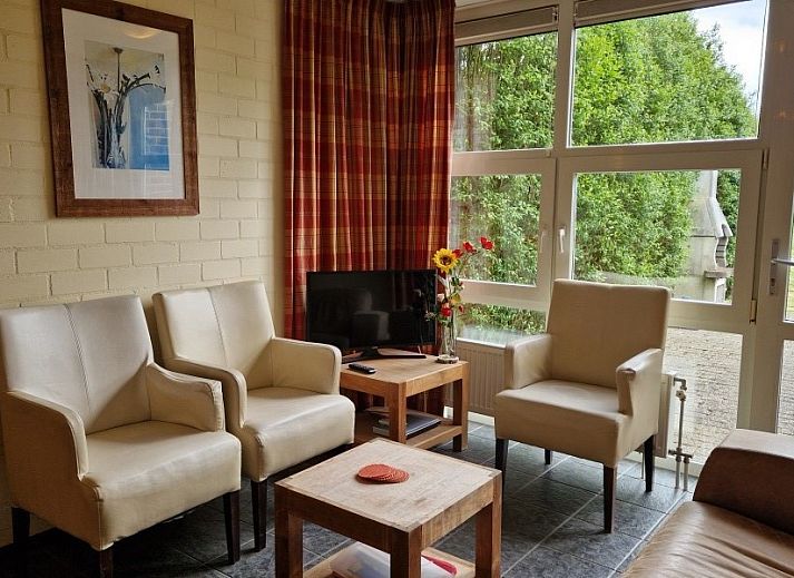 Toegangsweg omzoomd door bomen naar het rustieke Boerderijverblijf Soncy, een serene vakantiewoning in Groede, Zeeuws-Vlaanderen.