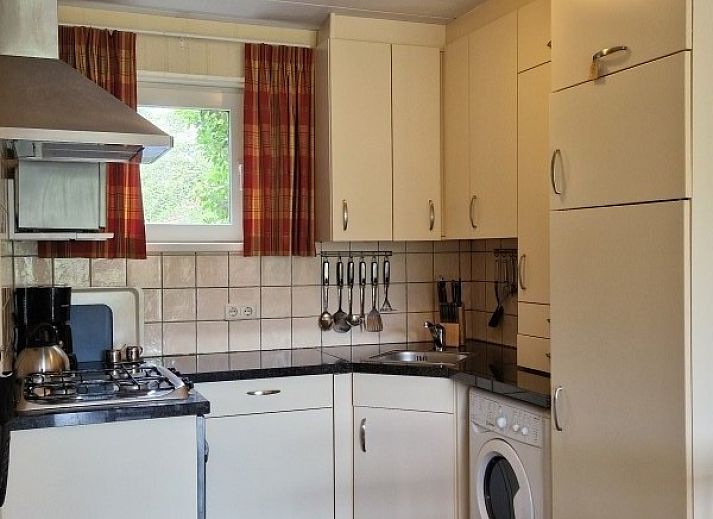 Toegangsweg omzoomd door bomen naar het rustieke Boerderijverblijf Soncy, een serene vakantiewoning in Groede, Zeeuws-Vlaanderen.