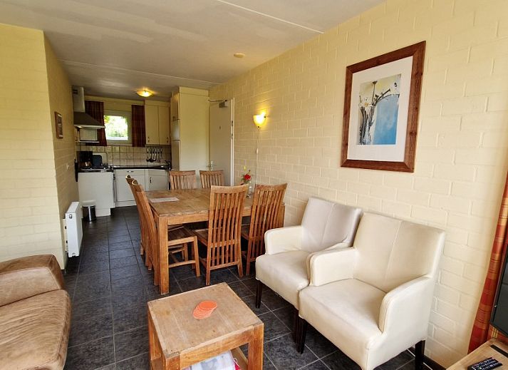 Toegangsweg omzoomd door bomen naar het rustieke Boerderijverblijf Soncy, een serene vakantiewoning in Groede, Zeeuws-Vlaanderen.