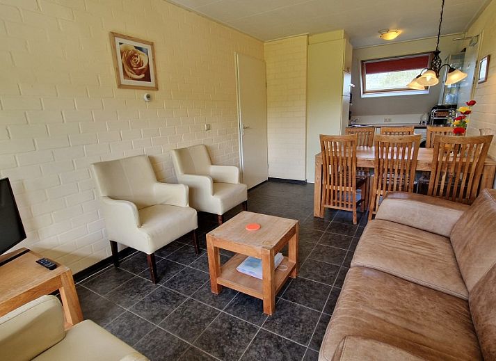 Toegangsweg omzoomd door bomen naar het rustieke Boerderijverblijf Soncy, een serene vakantiewoning in Groede, Zeeuws-Vlaanderen.