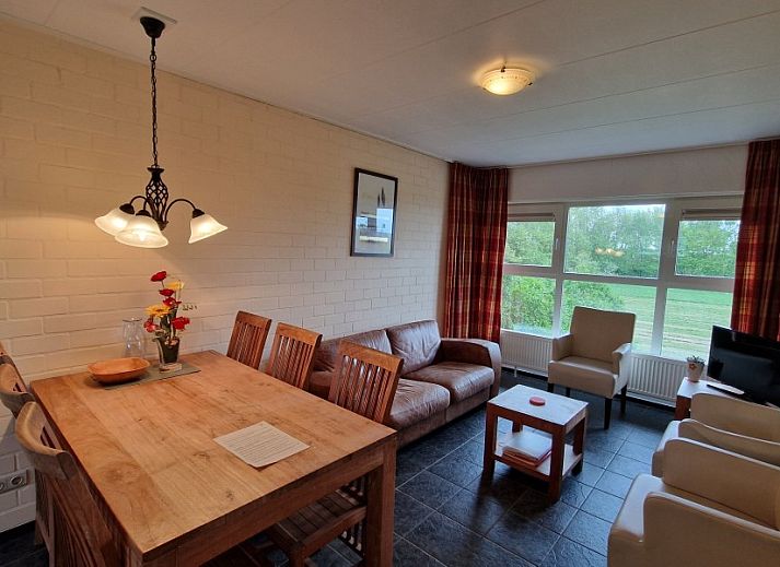 Toegangsweg omzoomd door bomen naar het rustieke Boerderijverblijf Soncy, een serene vakantiewoning in Groede, Zeeuws-Vlaanderen.