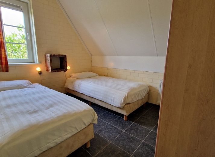 Gezellig terras met barbecue bij Boerderijverblijf Soncy, een vakantiehuis in Groede, Zeeuws-Vlaanderen, ideaal voor buitenmaaltijden.