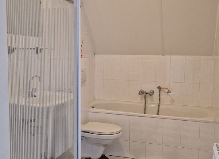 Gezellig terras met barbecue bij Boerderijverblijf Soncy, een vakantiehuis in Groede, Zeeuws-Vlaanderen, ideaal voor buitenmaaltijden.